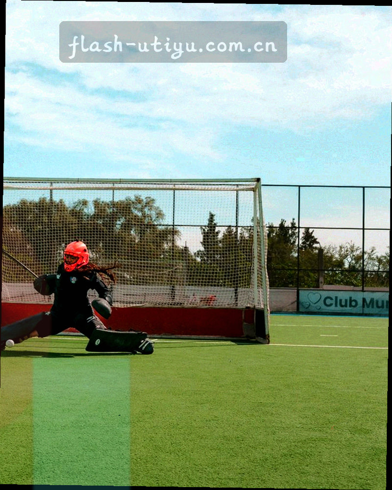 球员起跳投篮瞬间的手持竖构图抓拍，背景观众席虚化